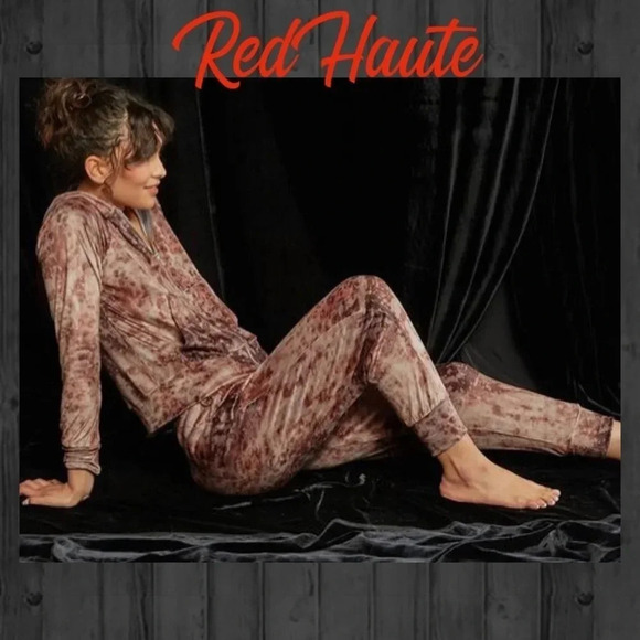 NWT Red Haute Velour Basic Joggers Small - Picture 1 of 8